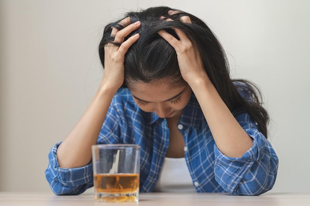 Alkoholik nie chce się leczyć – jak działa mechanizm zaprzeczania?