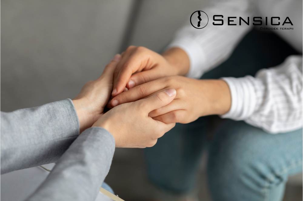 http://Terapeuta%20trzyma%20dłonie%20pacjenta%20-%20psychoterapia%20integracyjna,%20wsparcie%20terapeutyczne,%20psycholog%20Toruń,%20Sensica
